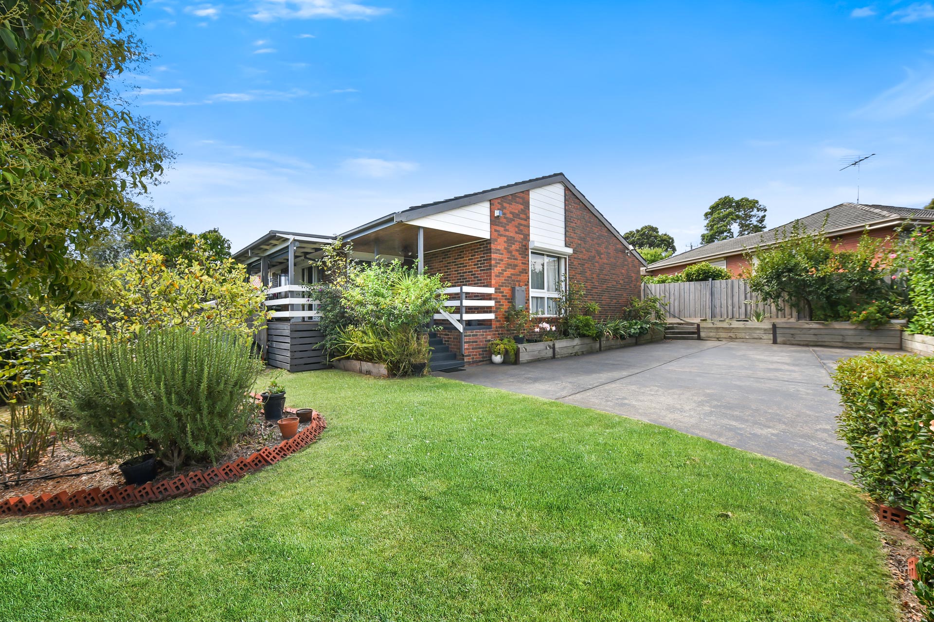 https://propertyphotos.vaultre.com.au/2099/19493863__1614145068-2794-3JacksonsRoadWeb-4.jpg