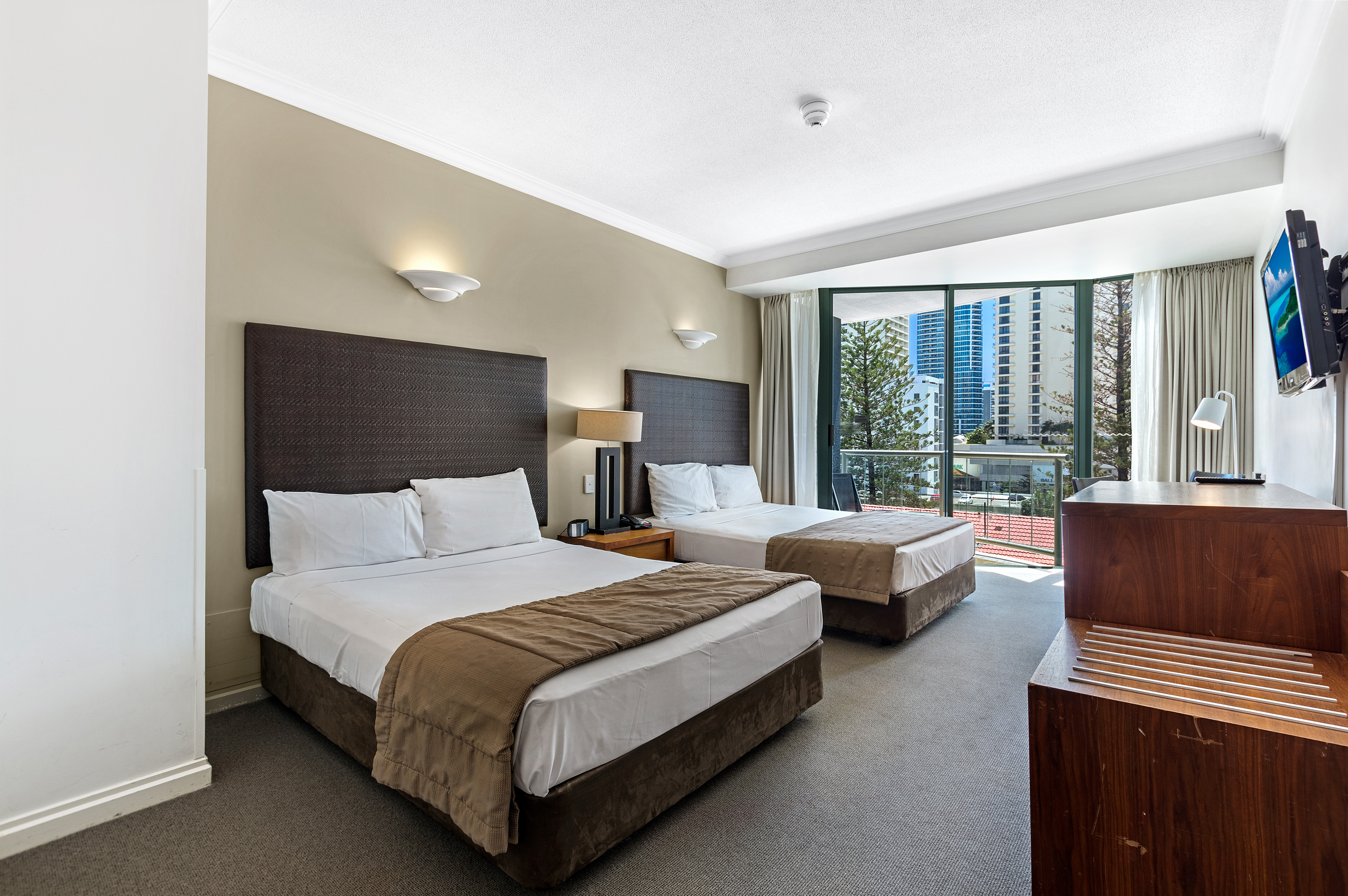 305/306 'Mantra Legends' 25 Laycock Street, SURFERS PARADISE, QLD 4217, Surfers Paradise - Thumbnail 2