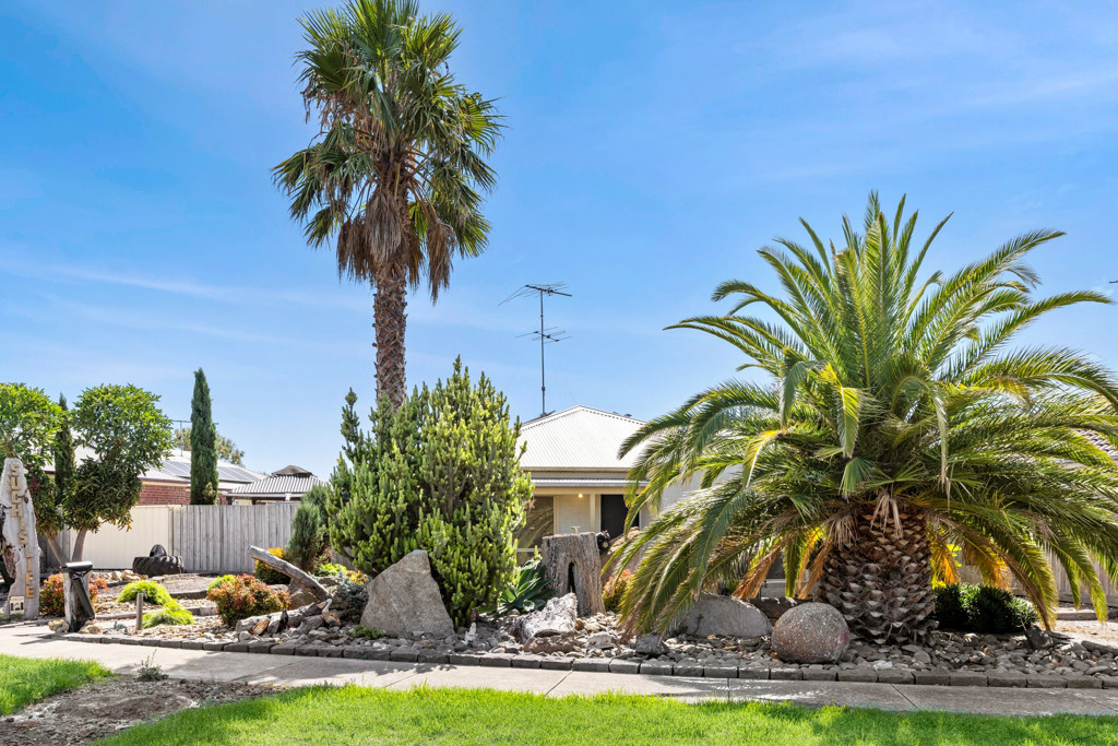 25 Mayfield Crescent, St Albans Park VIC