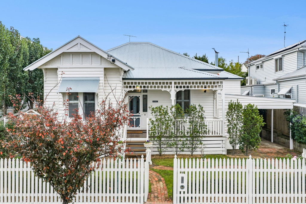 18 Bayswater Road, Newtown VIC