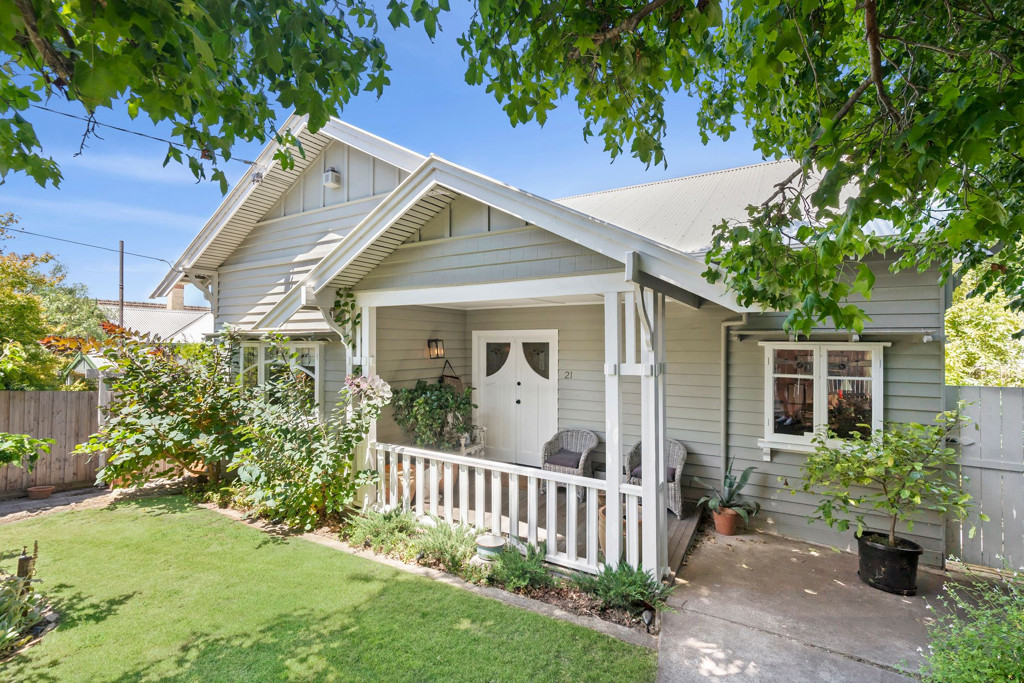 21 Buckland Avenue Newtown VIC