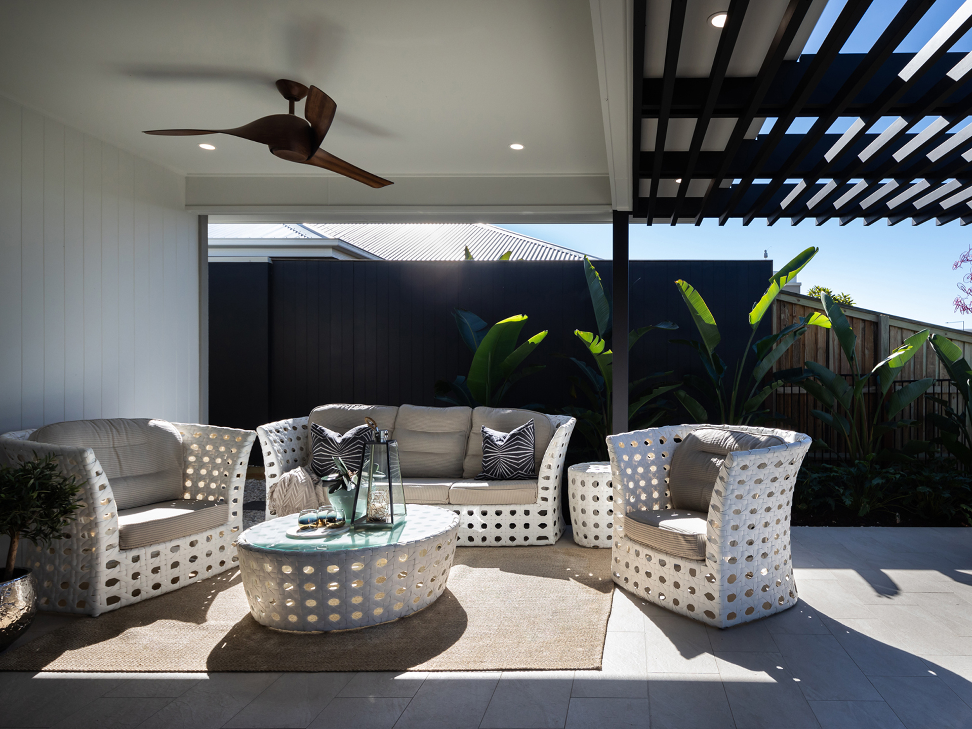 LUXURIOUS WATERSIDE HOME WITH SPARKLING POOL & RAINFOREST PARK