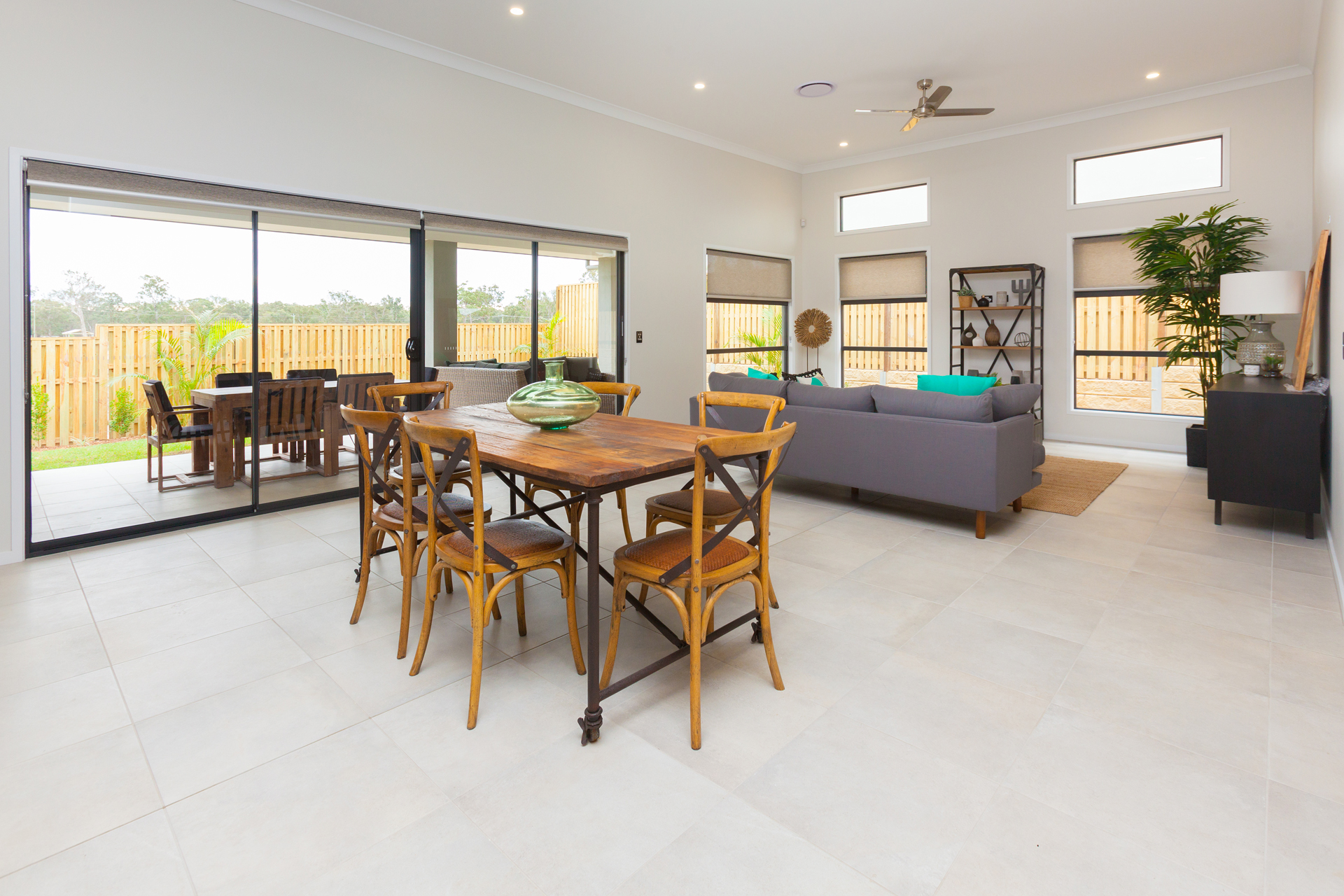STYLISH BEACHSIDE 4 BED HOME - COOL OCEAN BREEZES