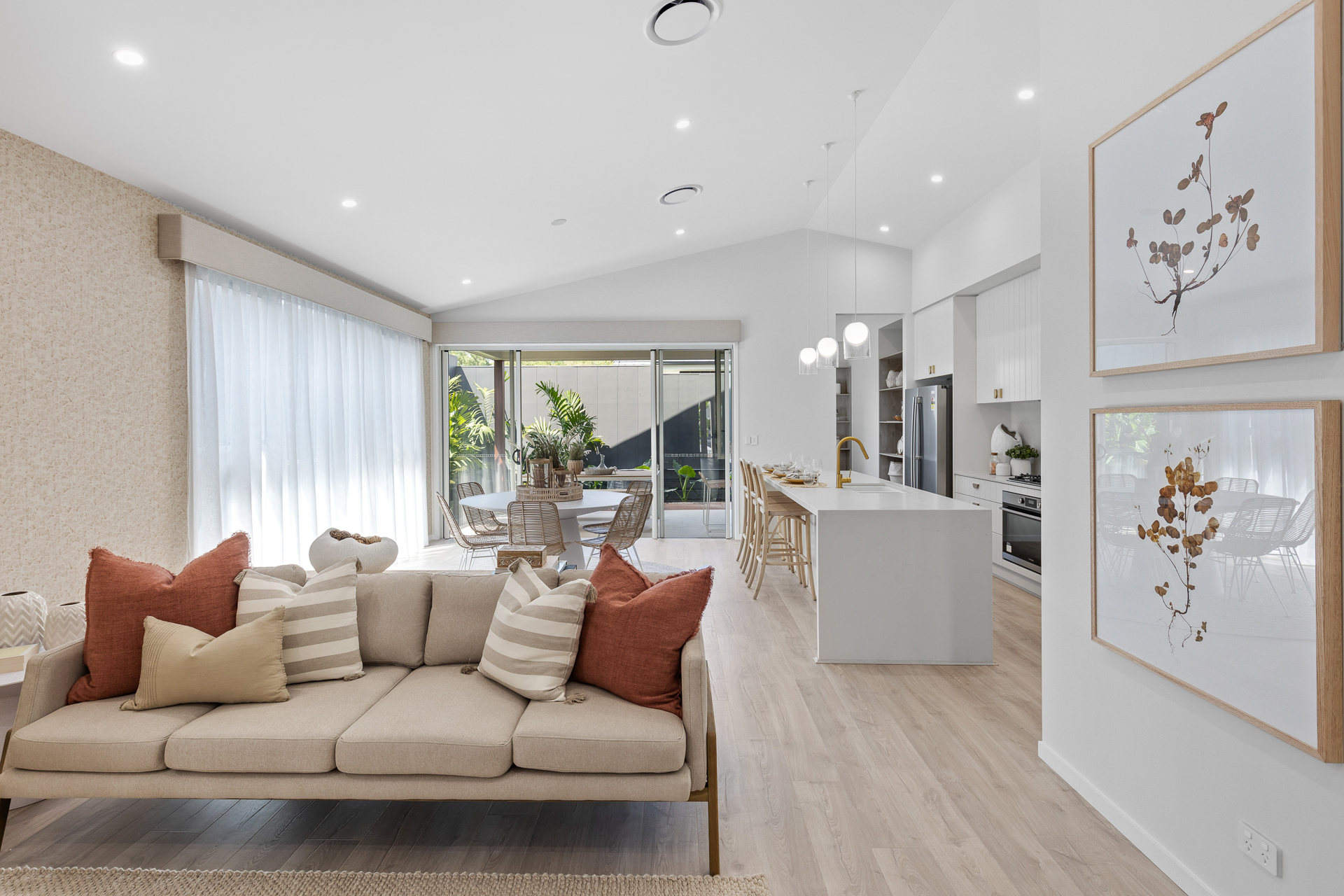 MODERN 4 BED HOME ON MASSIVE LAND - THE PERFECT ENTERTAINER