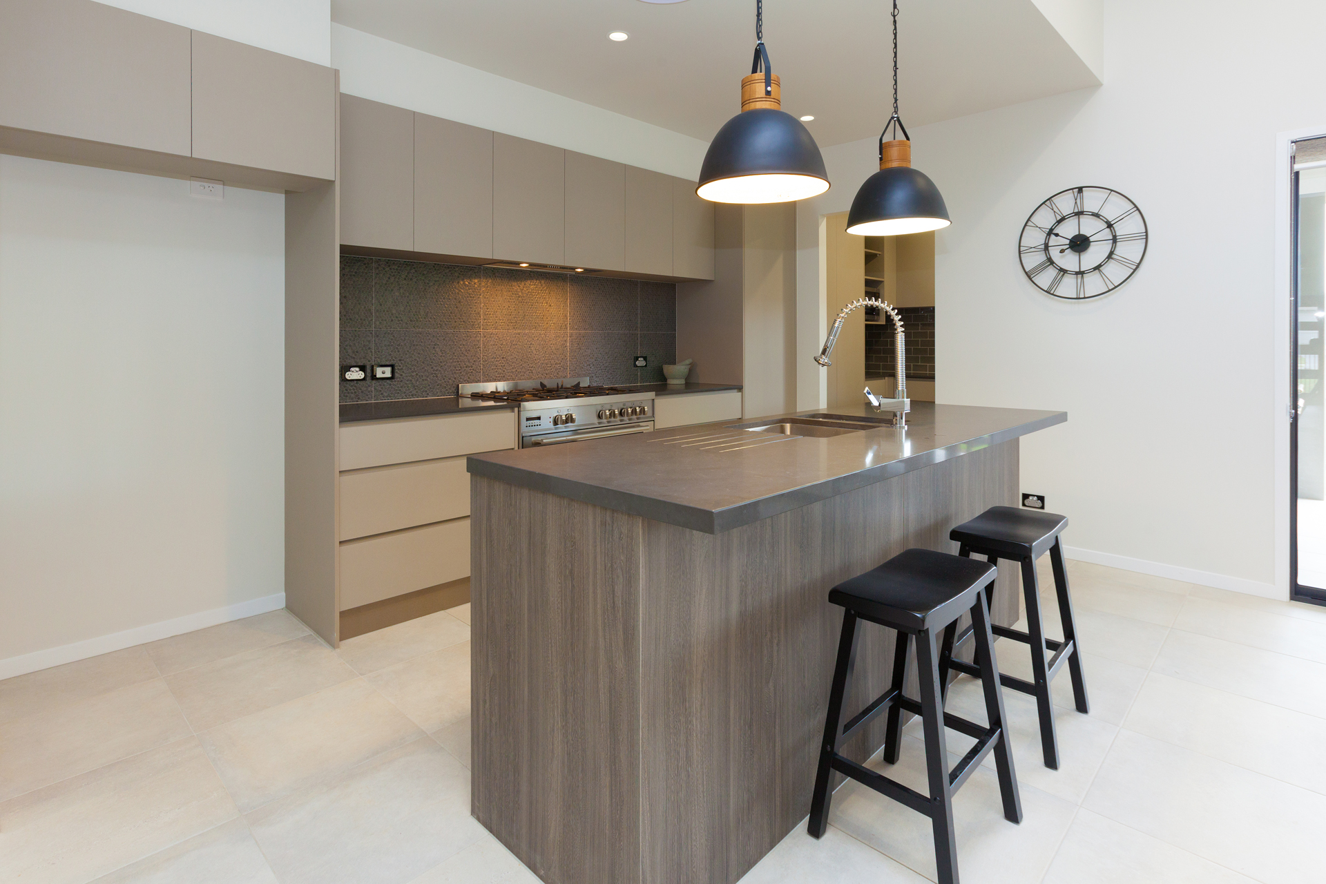COASTAL HOME IN EXCLUSIVE FORESHORE PRECINCT- WALK TO BEACH