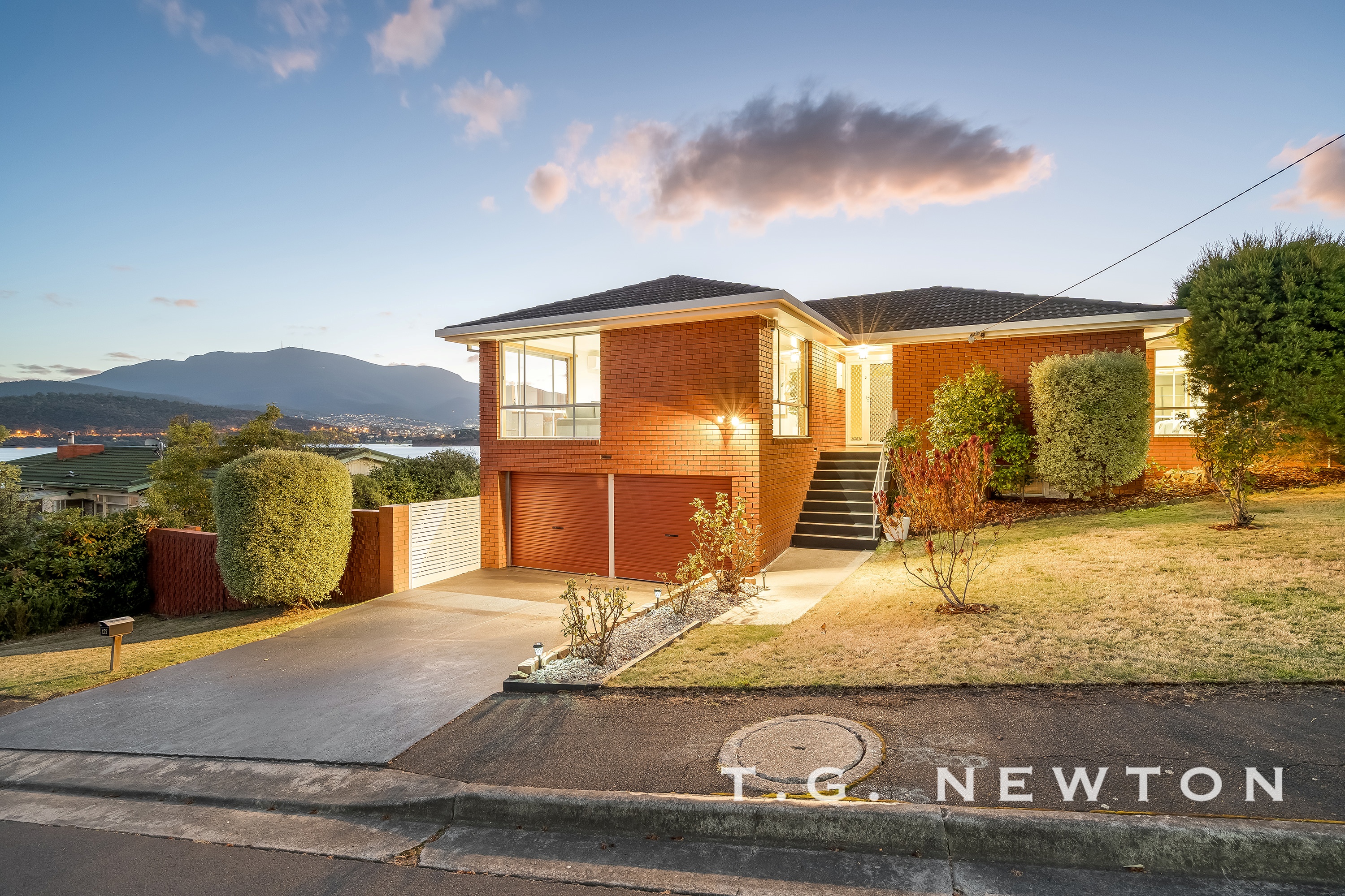 127 Derwent Avenue, Lindisfarne TAS