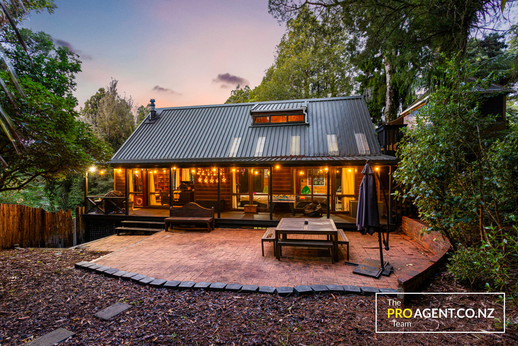 566 Scenic Drive, Waiatarua - Photo 2