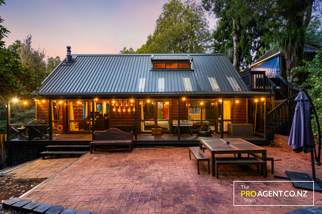 566 Scenic Drive, Waiatarua - Photo 5