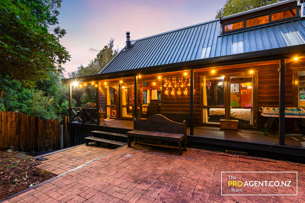 566 Scenic Drive, Waiatarua - Photo 6