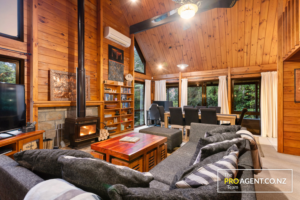 566 Scenic Drive, Waiatarua - Photo 3