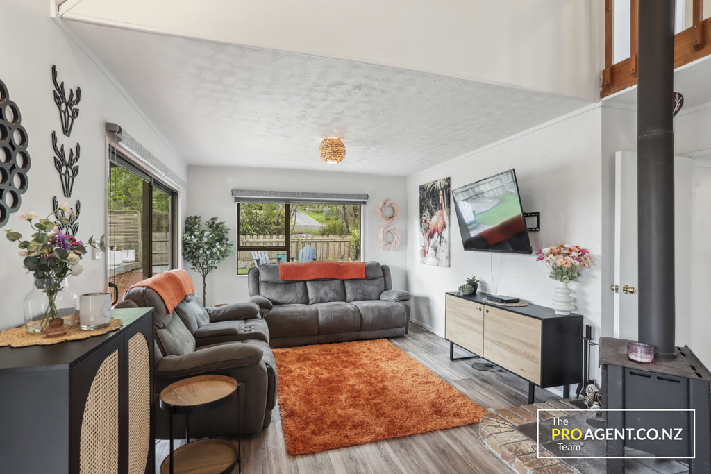 15 Fawcett Road, Laingholm - Photo 2