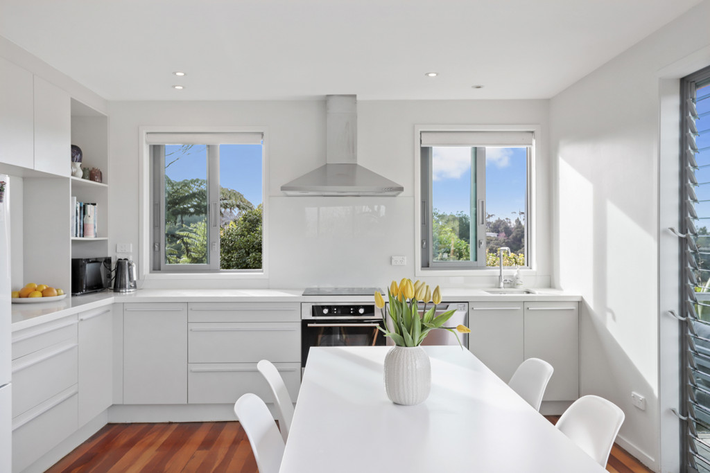 8 Mceldowney Road, Titirangi - Photo 3