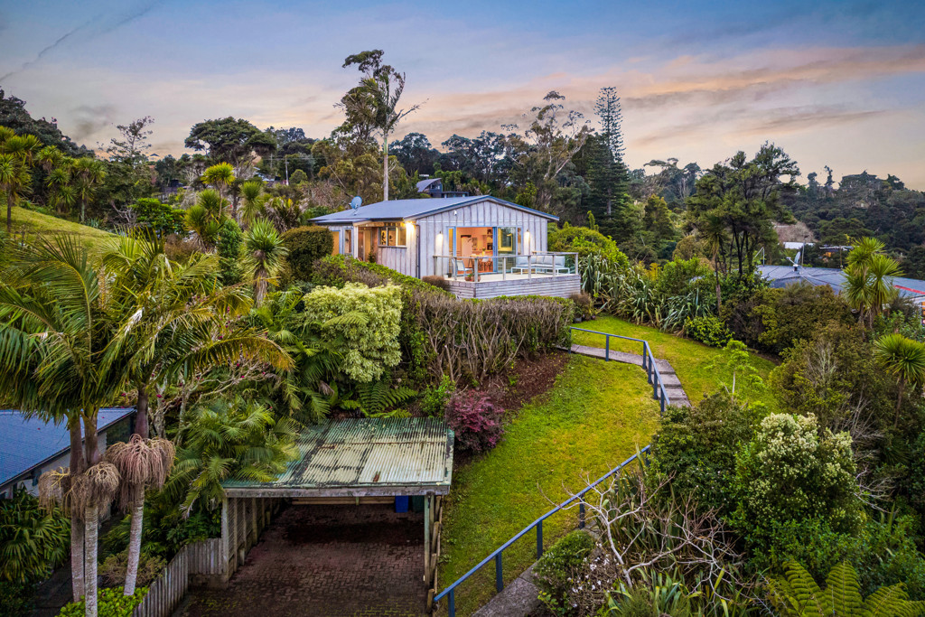 8 Mceldowney Road, Titirangi - Photo 2
