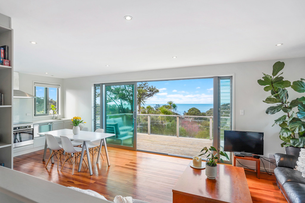 8 Mceldowney Road, Titirangi - Photo 4