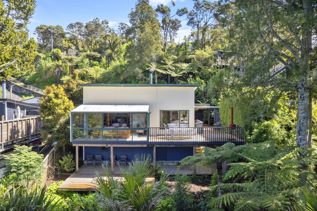 69 Takahe Road, Titirangi - Photo 3