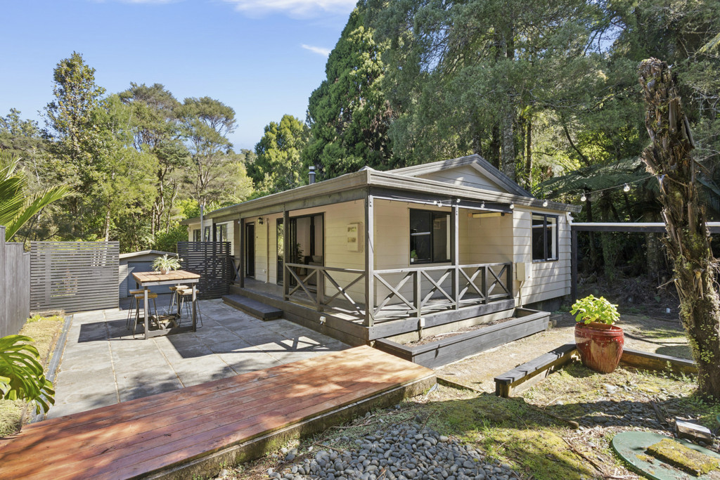 420 Scenic Drive, Waiatarua - Photo 2