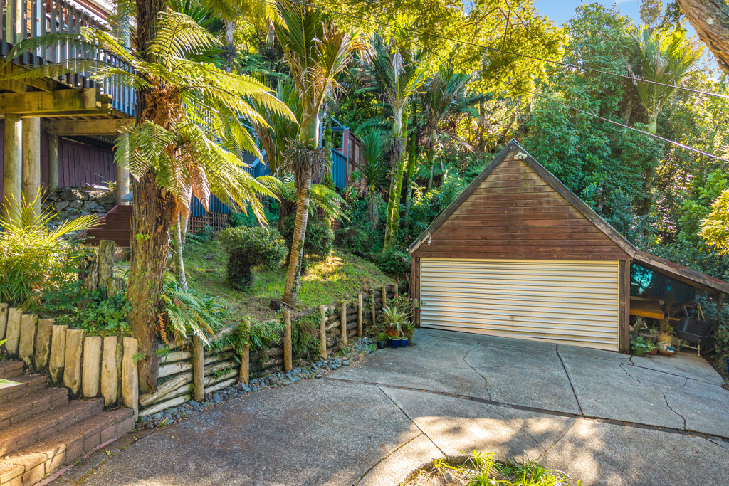 211 Shaw Road, Titirangi - Photo 2
