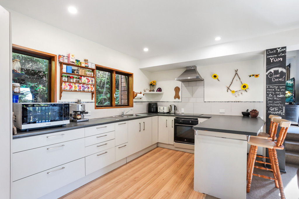 211 Shaw Road, Titirangi - Photo 6