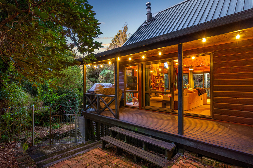 566 Scenic Drive, Waiatarua