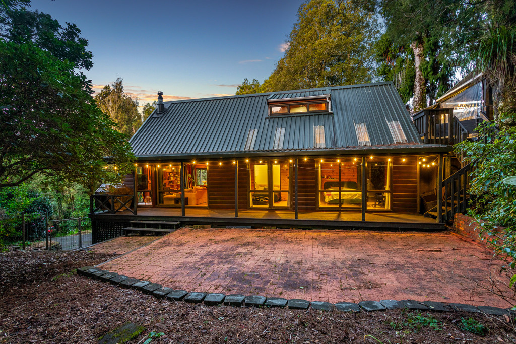 566 Scenic Drive, Waiatarua - Photo 5