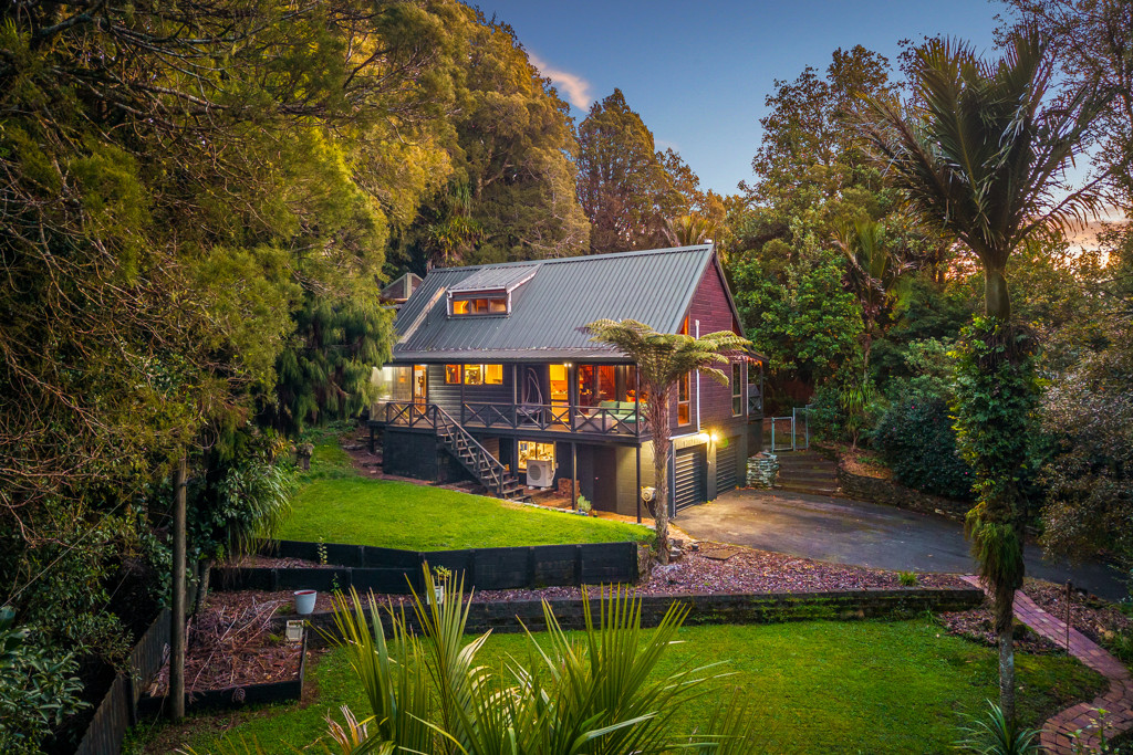 566 Scenic Drive, Waiatarua