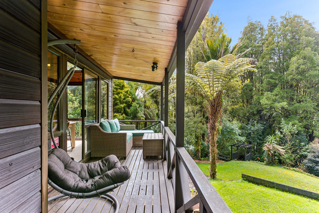 566 Scenic Drive, Waiatarua - Photo 7