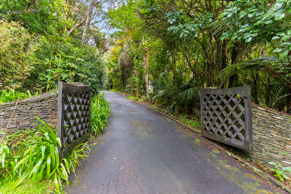 566 Scenic Drive, Waiatarua - Photo 6