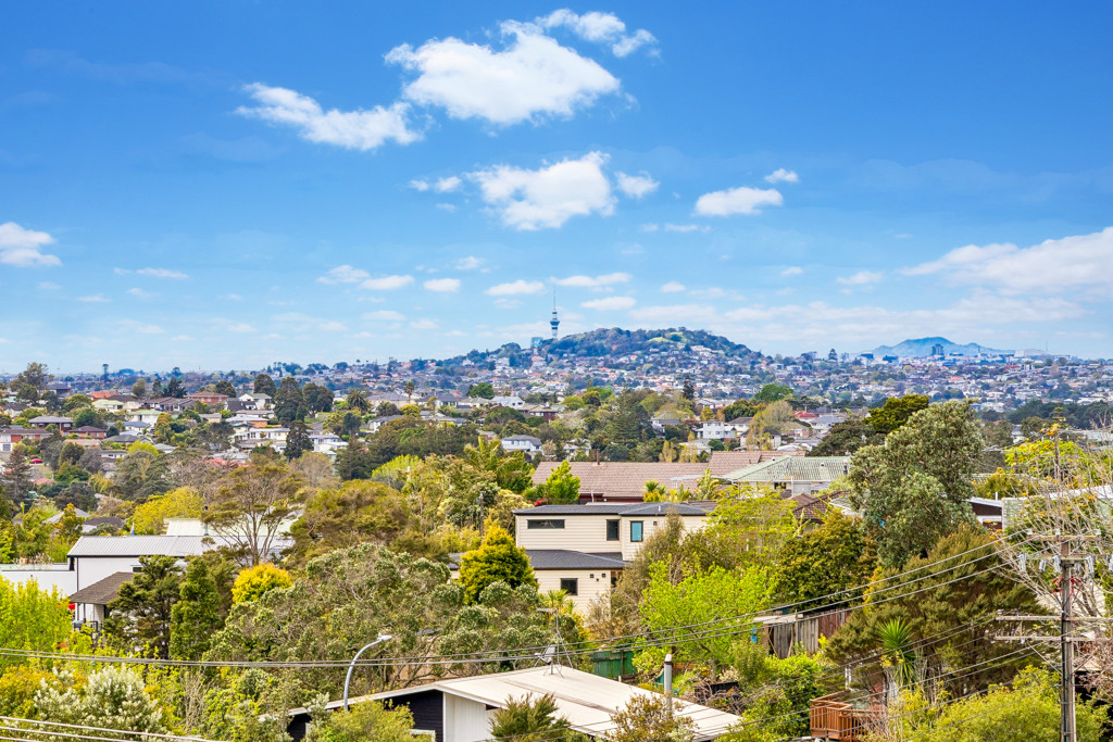108 Takahe Road, Titirangi - Photo 3