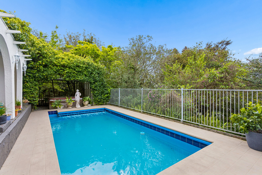 108 Takahe Road, Titirangi - Photo 4