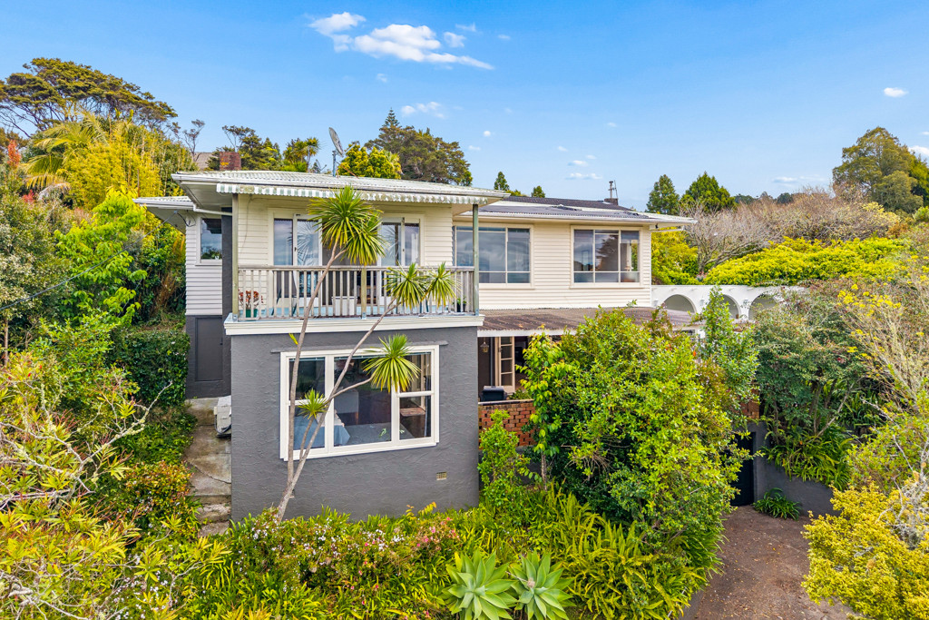 108 Takahe Road, Titirangi - Photo 2