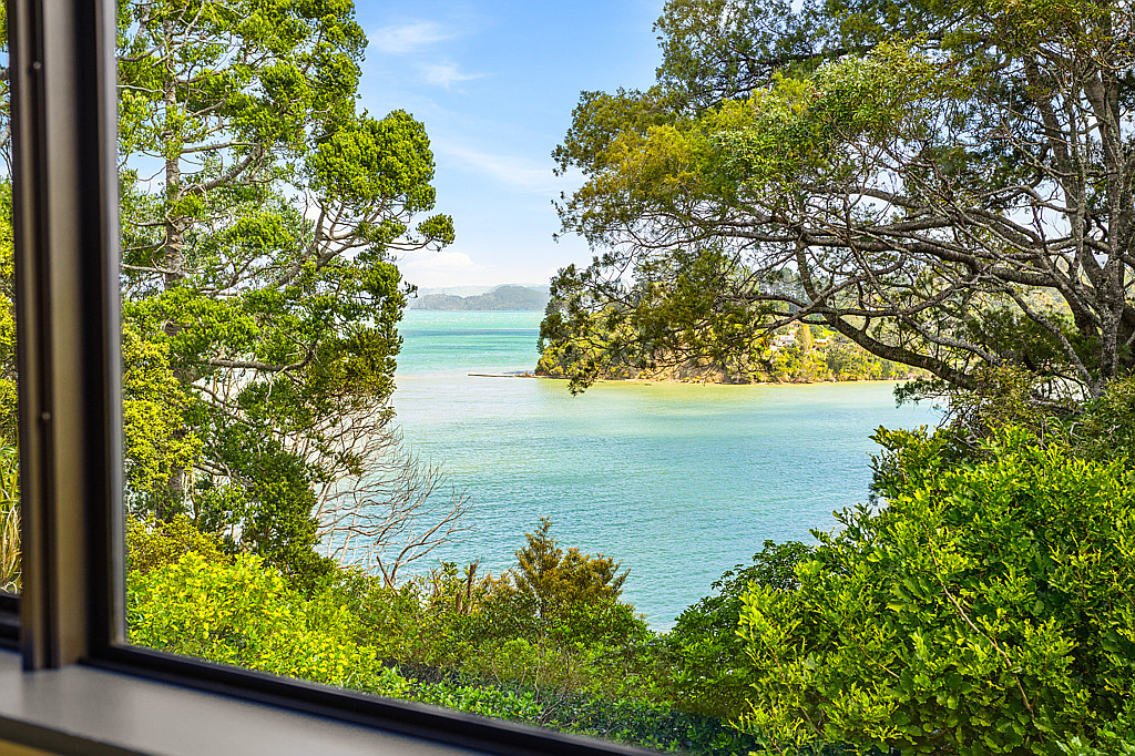 47 Arapito Road, Titirangi - Photo 2