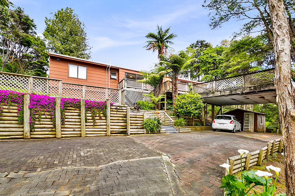 699 Huia Road, Parau