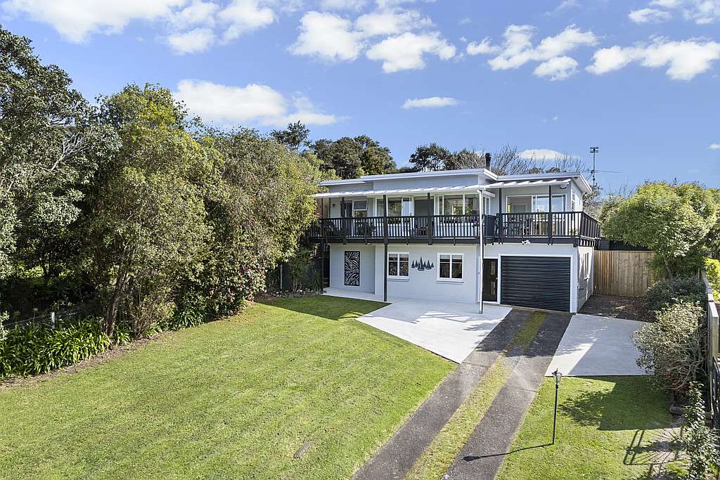 12 Rauhuia Crescent, Parau