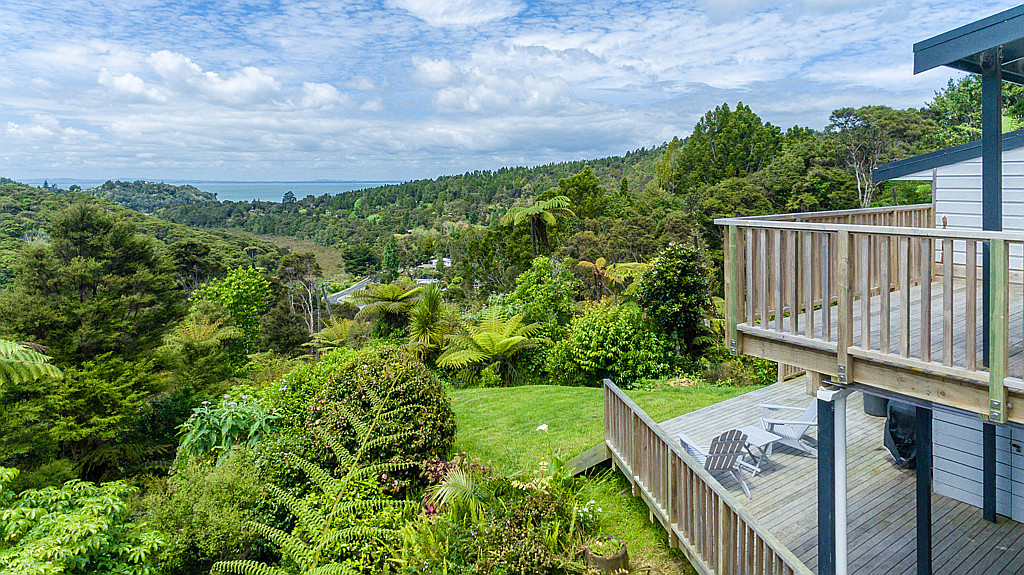 24 Deirdre Place, Titirangi