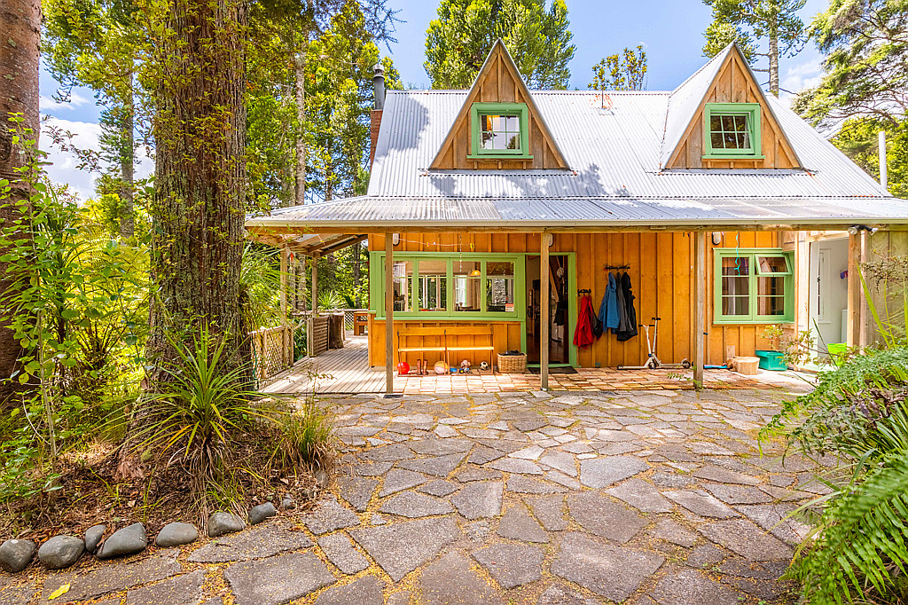 135 Laingholm Drive, Laingholm