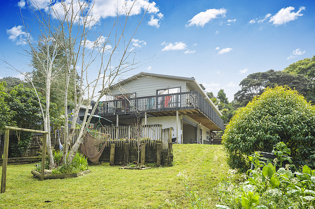 138 Woodlands Park Road, Titirangi - Photo 2