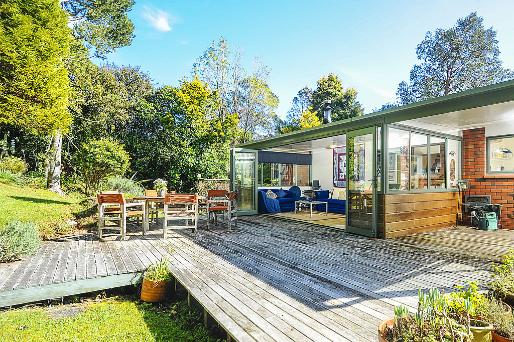 832 West Coast Road, Waiatarua - Photo 2