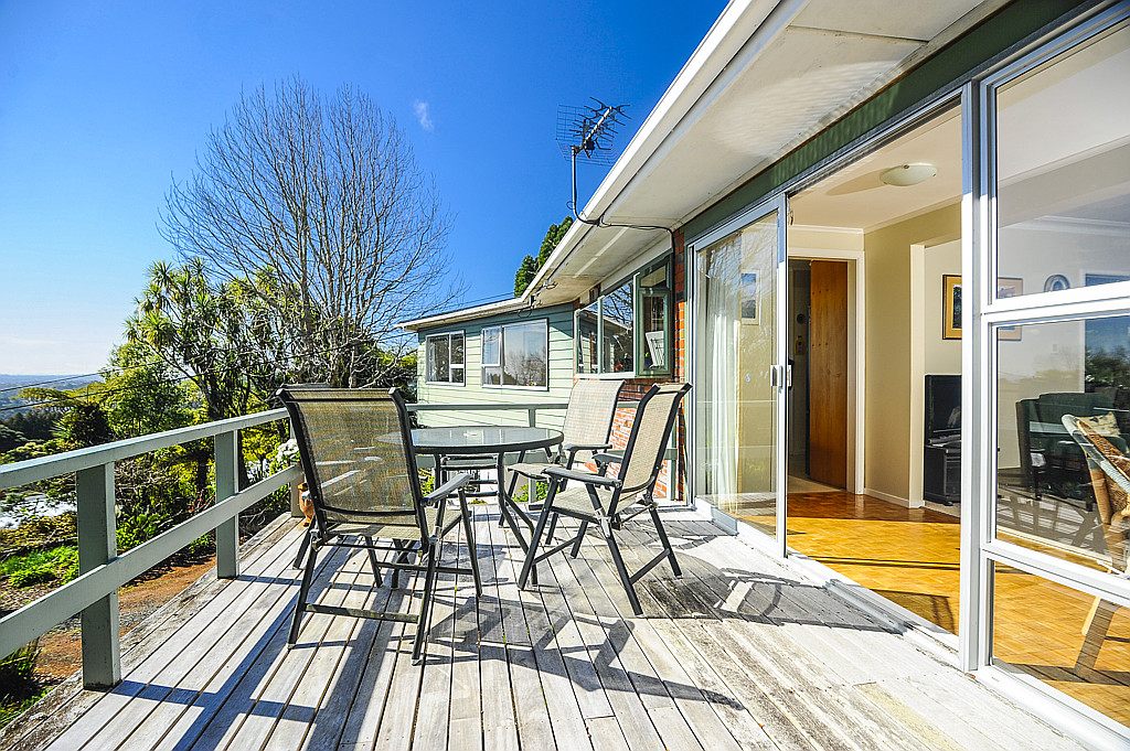 832 West Coast Road, Waiatarua - Photo 3