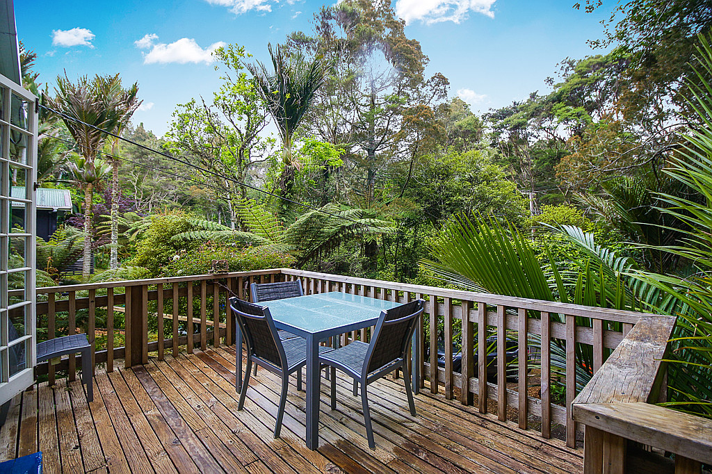 16 Mahoe Road, Titirangi - Photo 2