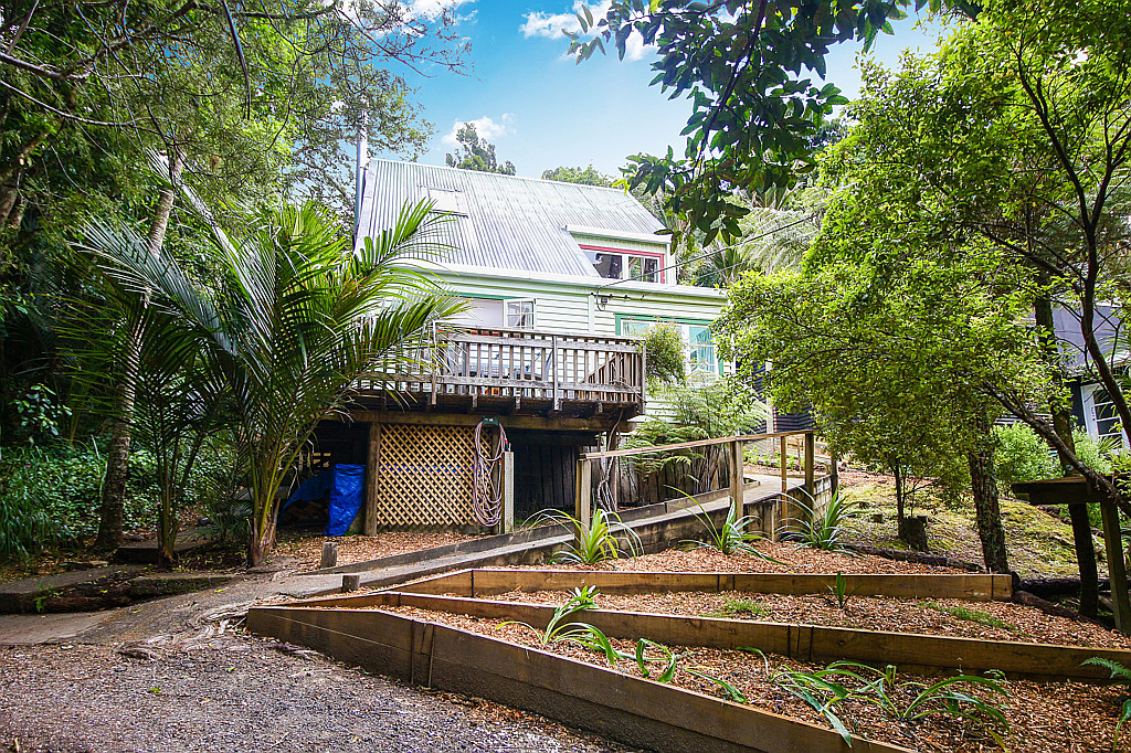 16 Mahoe Road, Titirangi - Photo 3