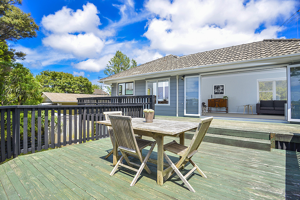 22 Rimutaka Place, Titirangi - Photo 3
