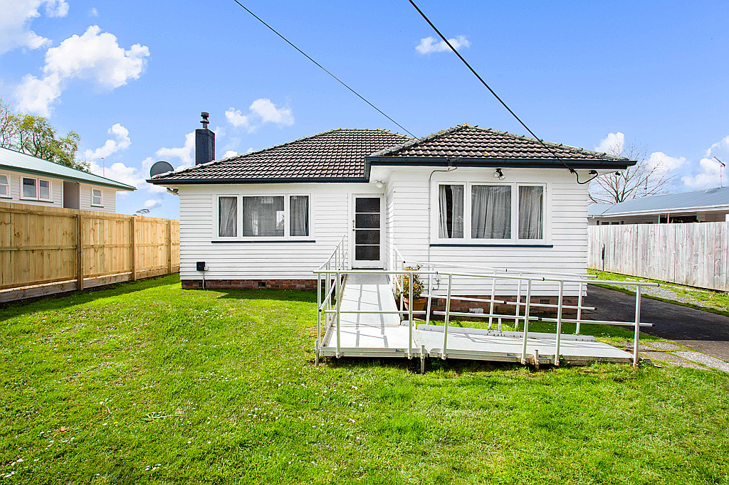 55 Beaubank Road, Kelston - Photo 2