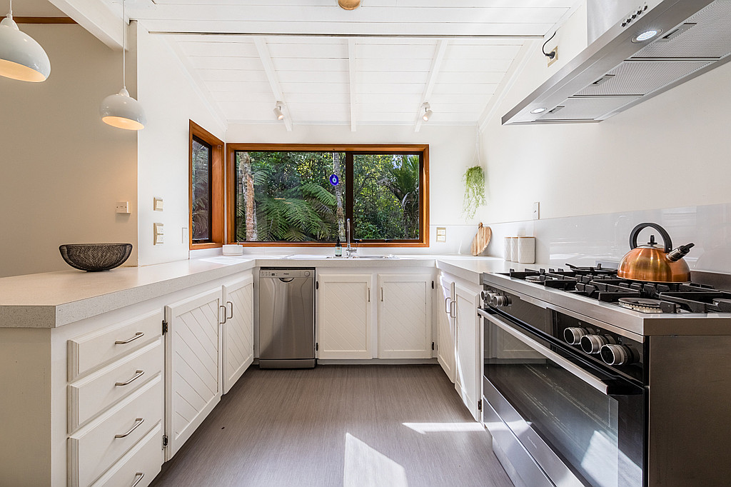 20 York Road, Titirangi - Photo 2