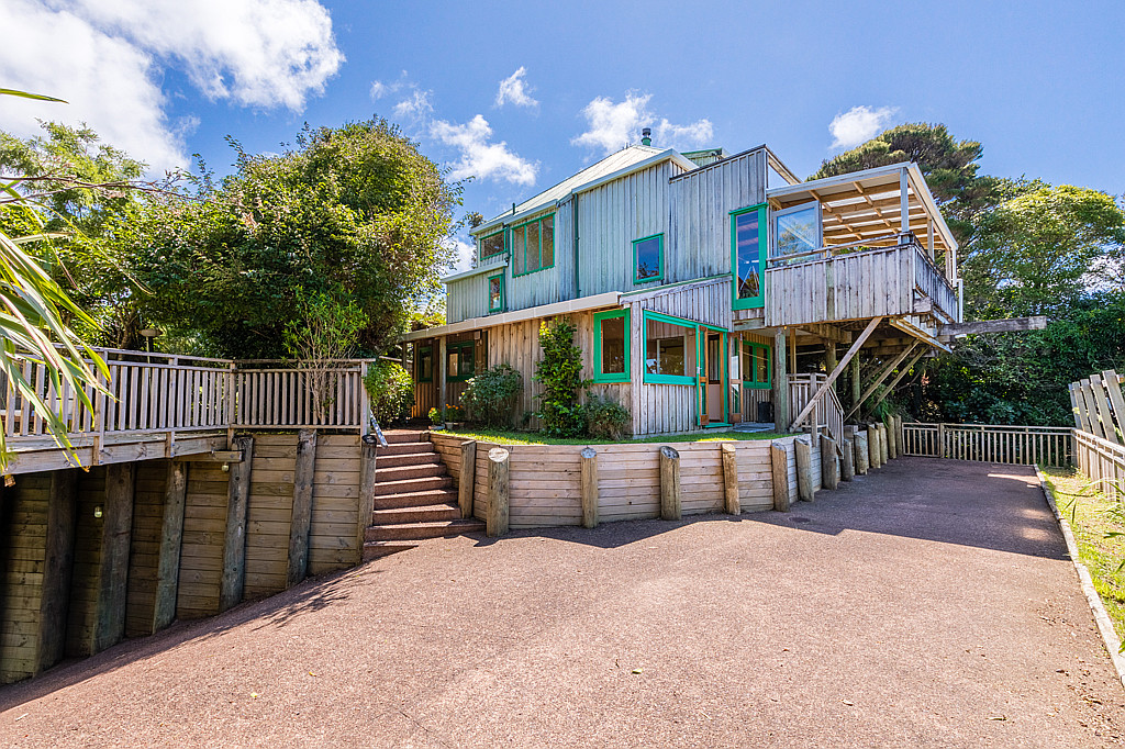 11 Cascade Avenue, Waiatarua - Photo 4