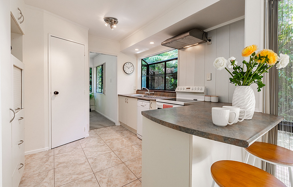 184 Godley Road, Titirangi - Photo 2