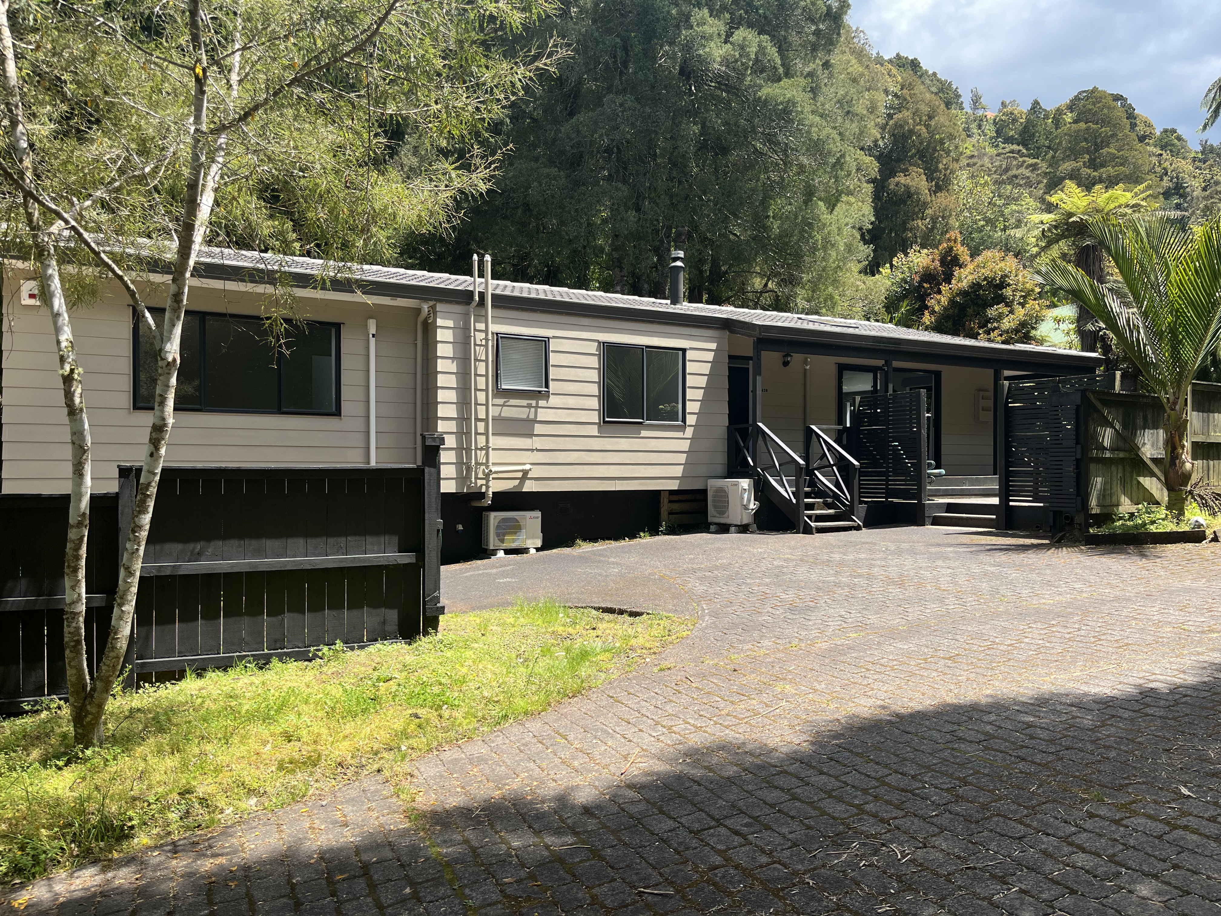 420 Scenic Drive, Waiatarua - Photo 3