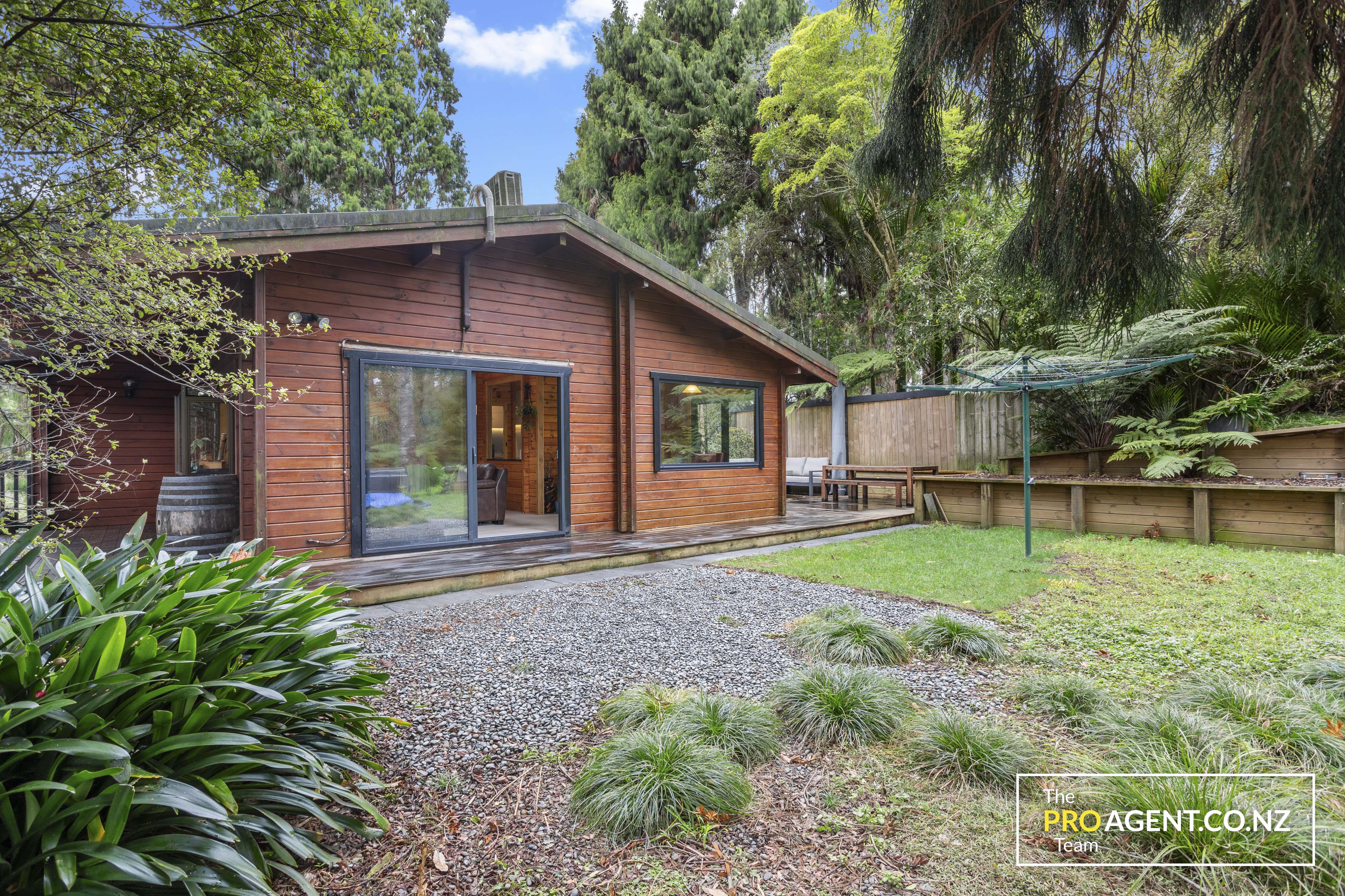17 Minnehaha Avenue, Titirangi - Photo 2