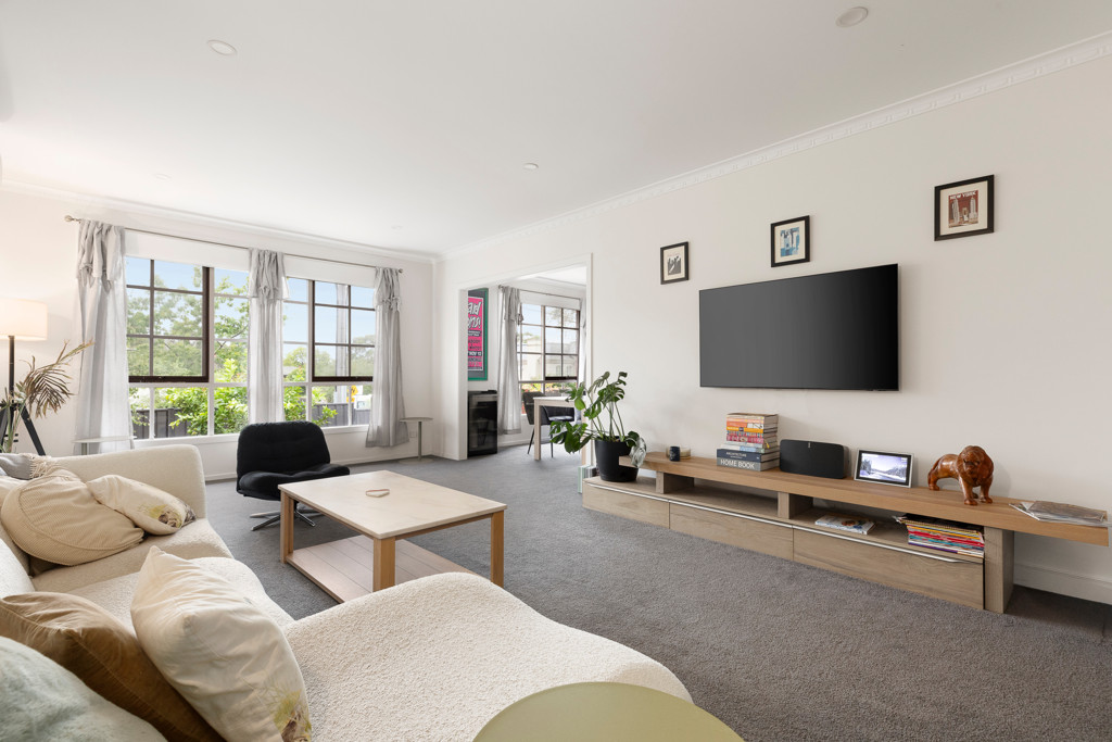 Dual-Living-Zoned Gem Close to Shops & Parks
