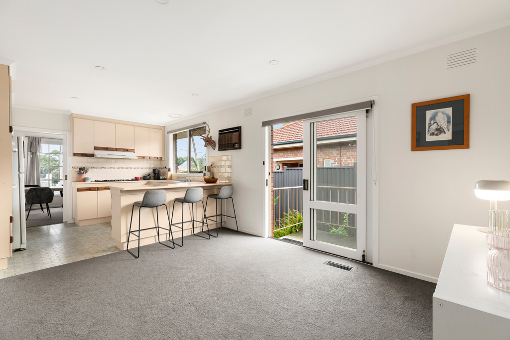 Dual-Living-Zoned Gem Close to Shops & Parks