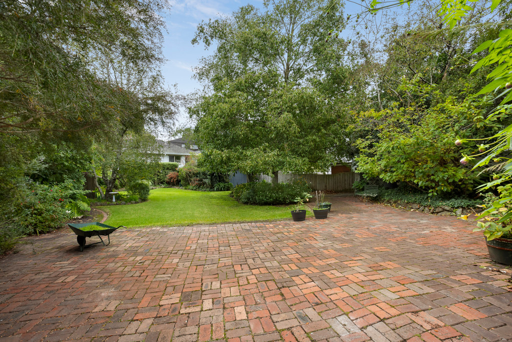 Family Classic Homeb Amongst Vast Gardens on 1248sqm
